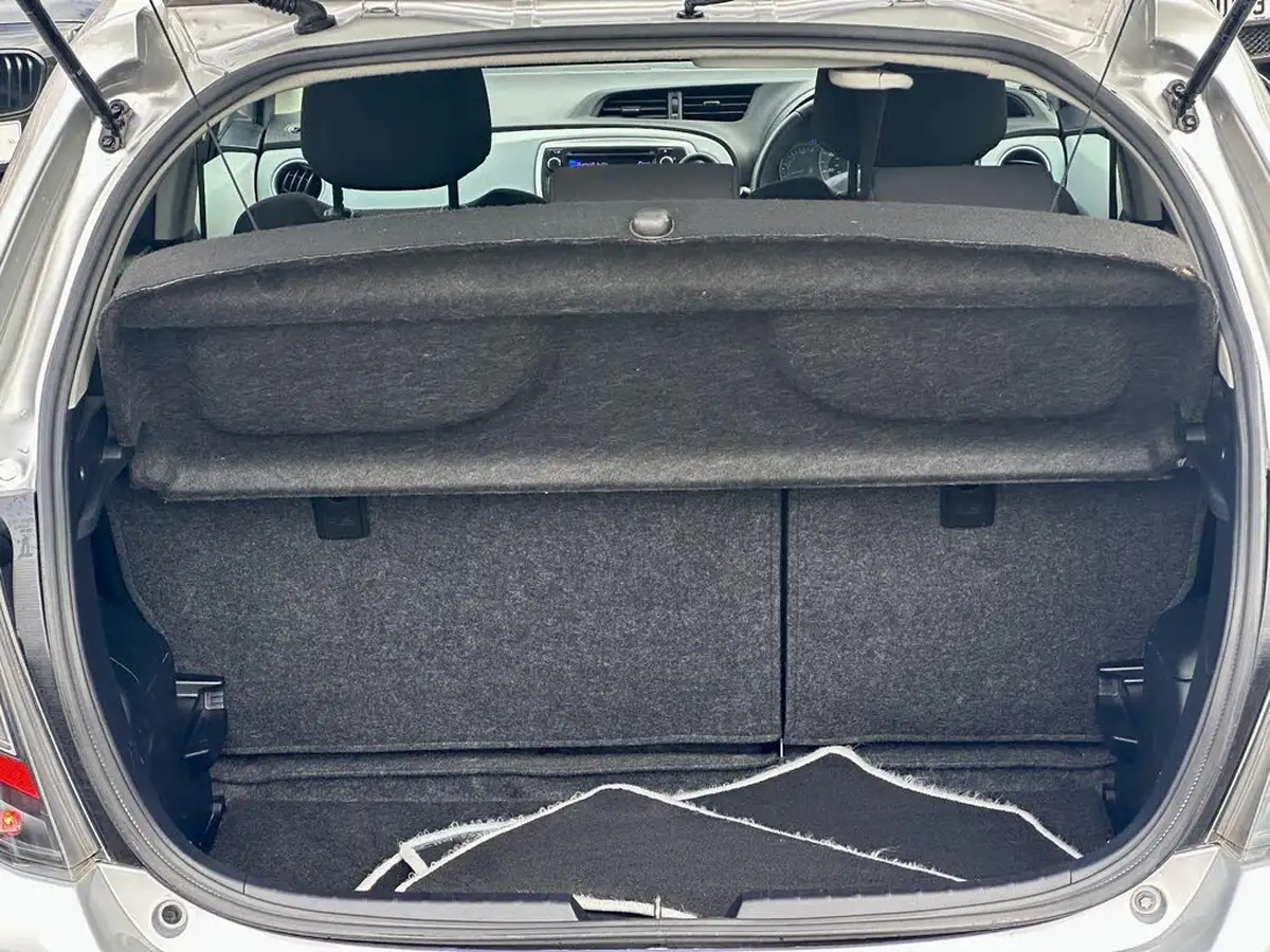 2012-toyota-yaris-15-vvt-i-t4-big-44