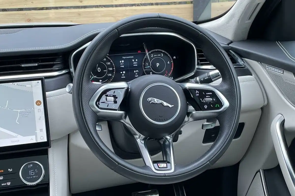 2022-jaguar-f-pace-20-d200-r-dynamic-hse-big-33