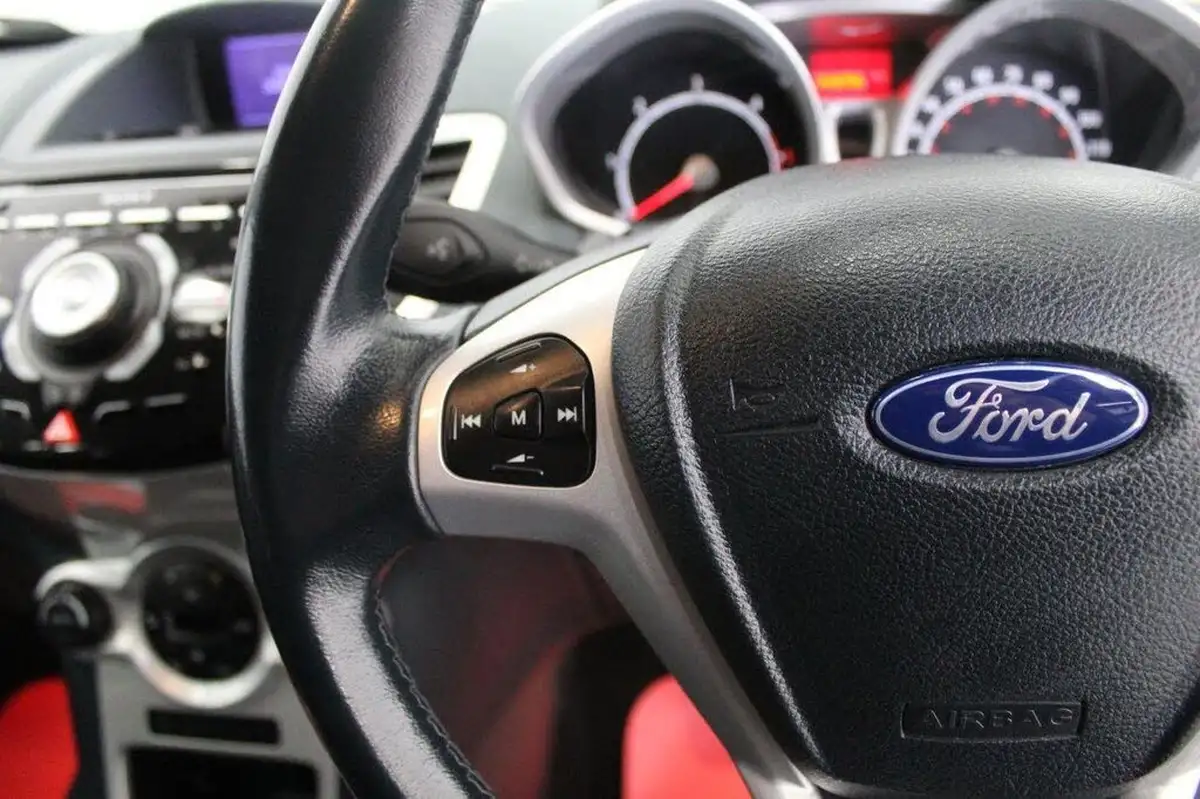 2011-ford-fiesta-16td-titanium-dpf-5d-big-41