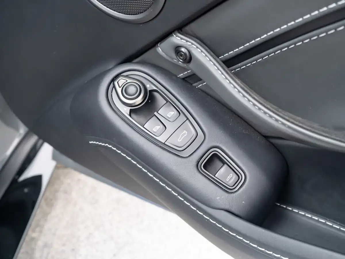 2023-aston-martin-vantage-40-v8-vantage-roadster-auto-big-31