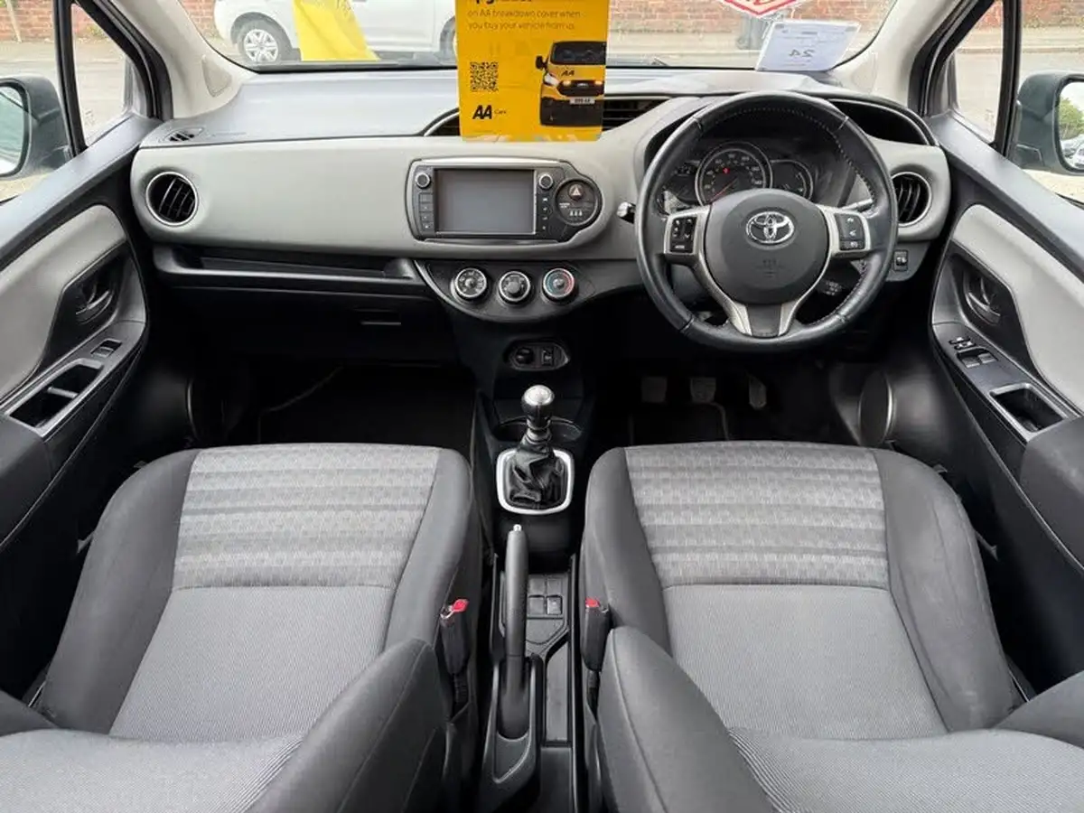 2016-toyota-yaris-133-icon-vvt-i-5d-big-15