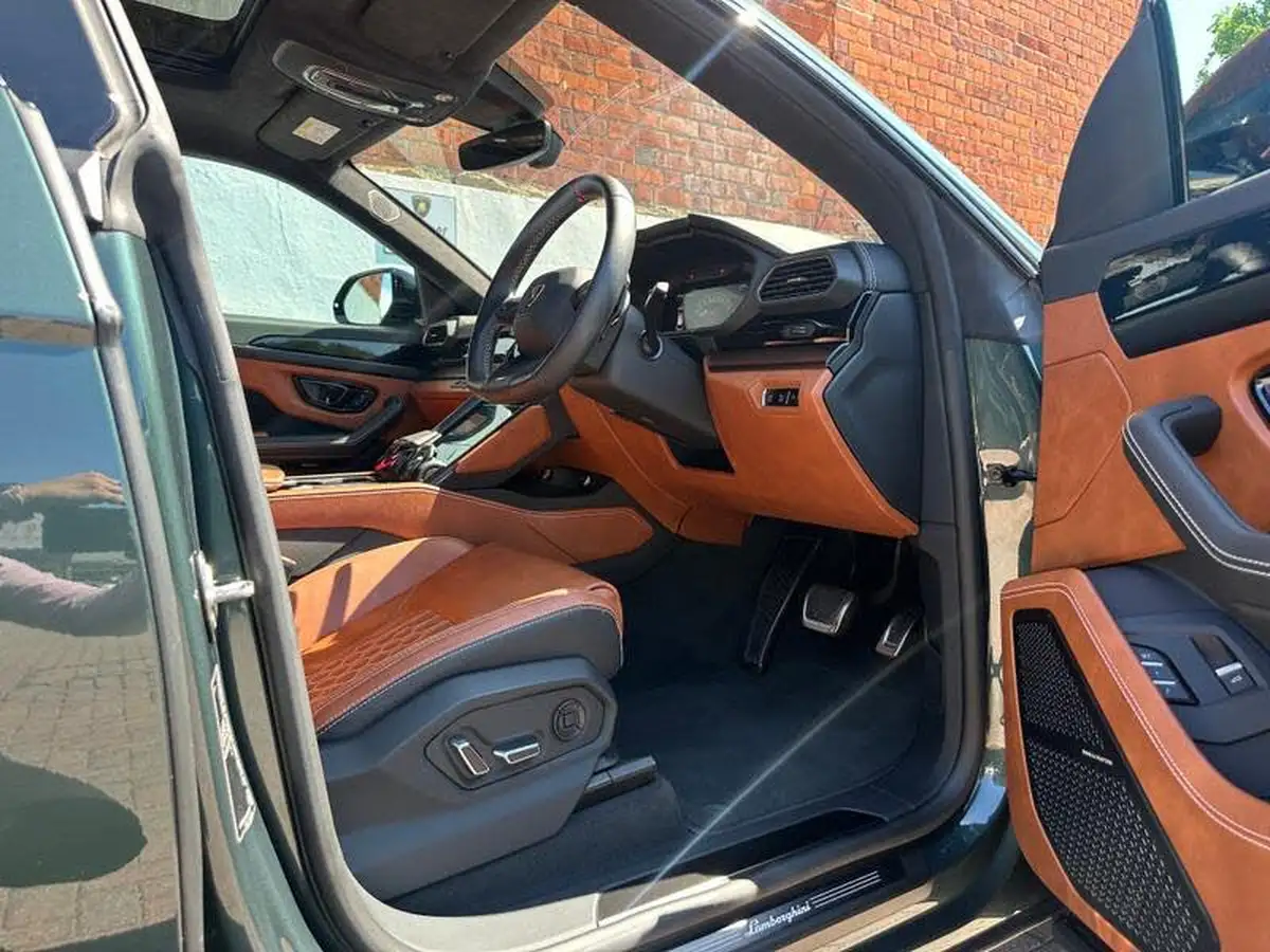 2023-lamborghini-urus-40-no-trim-big-16