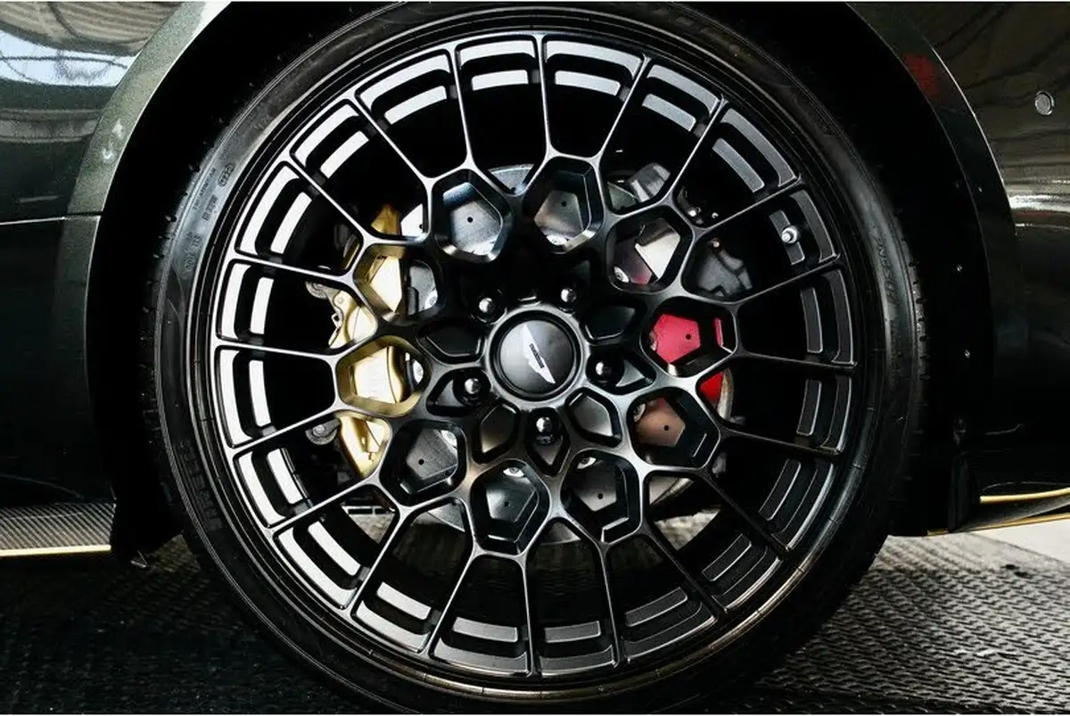 2023-aston-martin-dbs-big-39