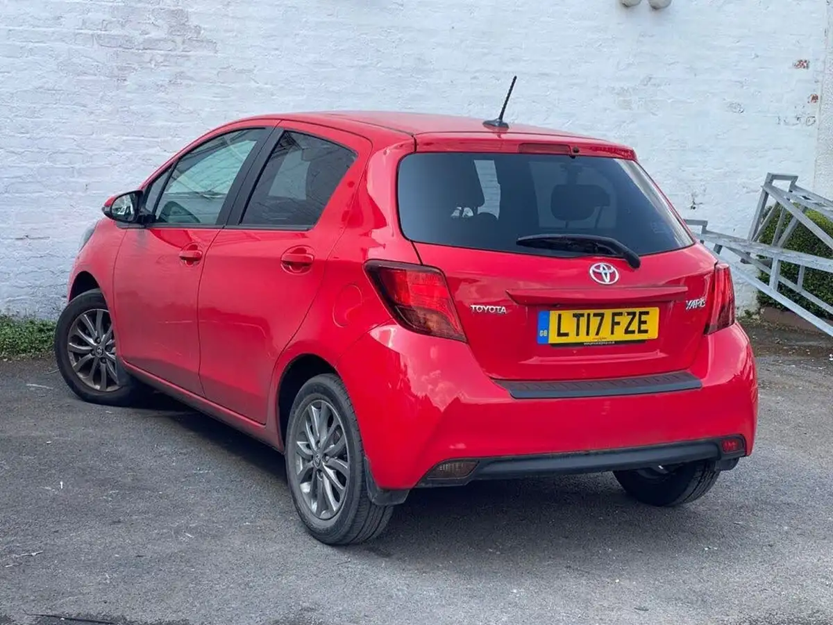 2017-toyota-yaris-133-icon-5d-big-9