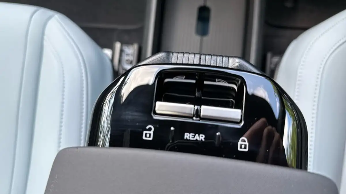 2025-volvo-ex30-e-single-motor-ultra-big-22