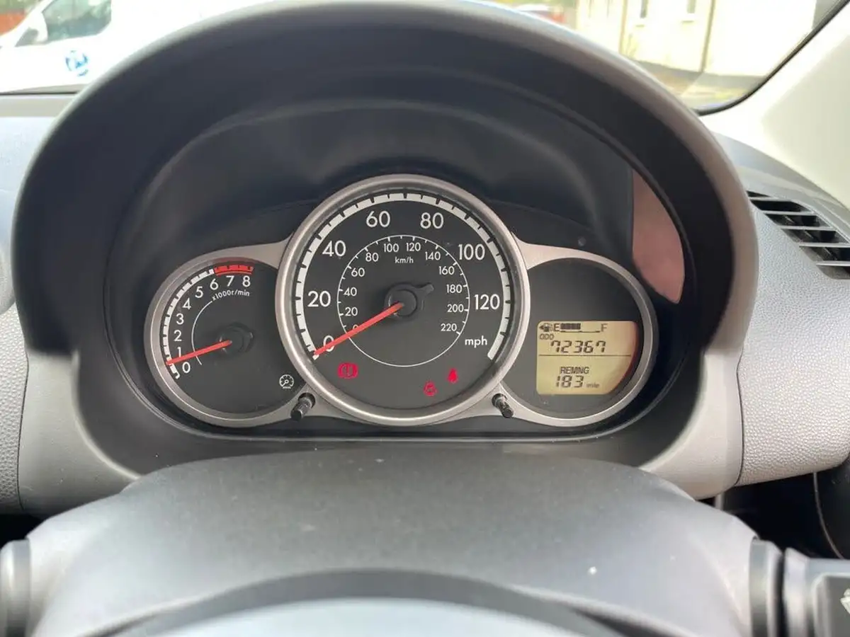 2011-mazda-mazda2-13-tamura-5d-big-16