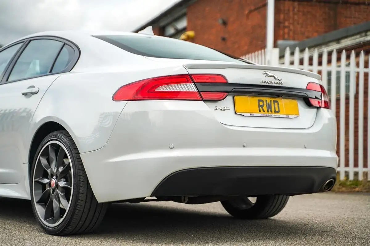2015-jaguar-xf-22td-r-sport-black-saloon-4d-big-4