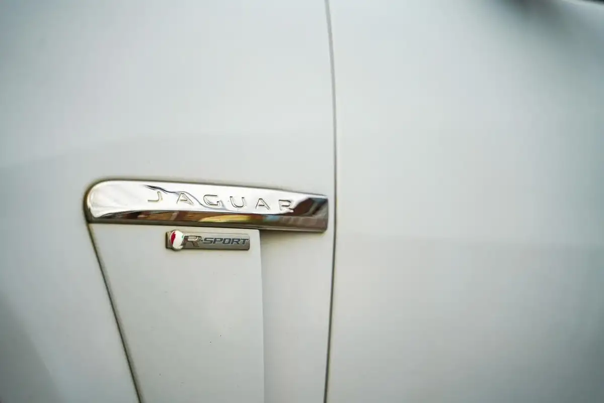 2015-jaguar-xf-22td-r-sport-black-saloon-4d-big-28
