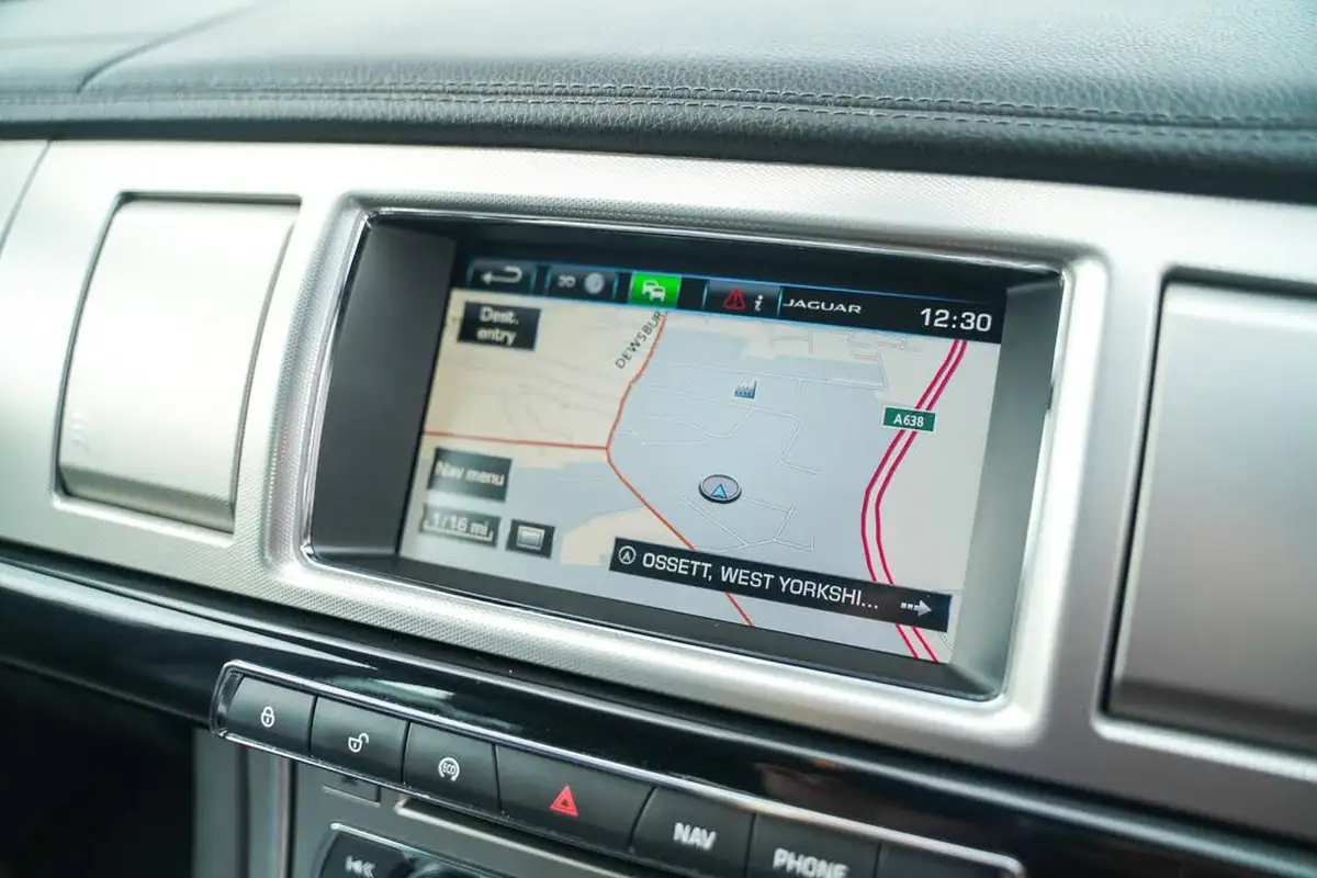 2015-jaguar-xf-22td-r-sport-black-saloon-4d-big-52