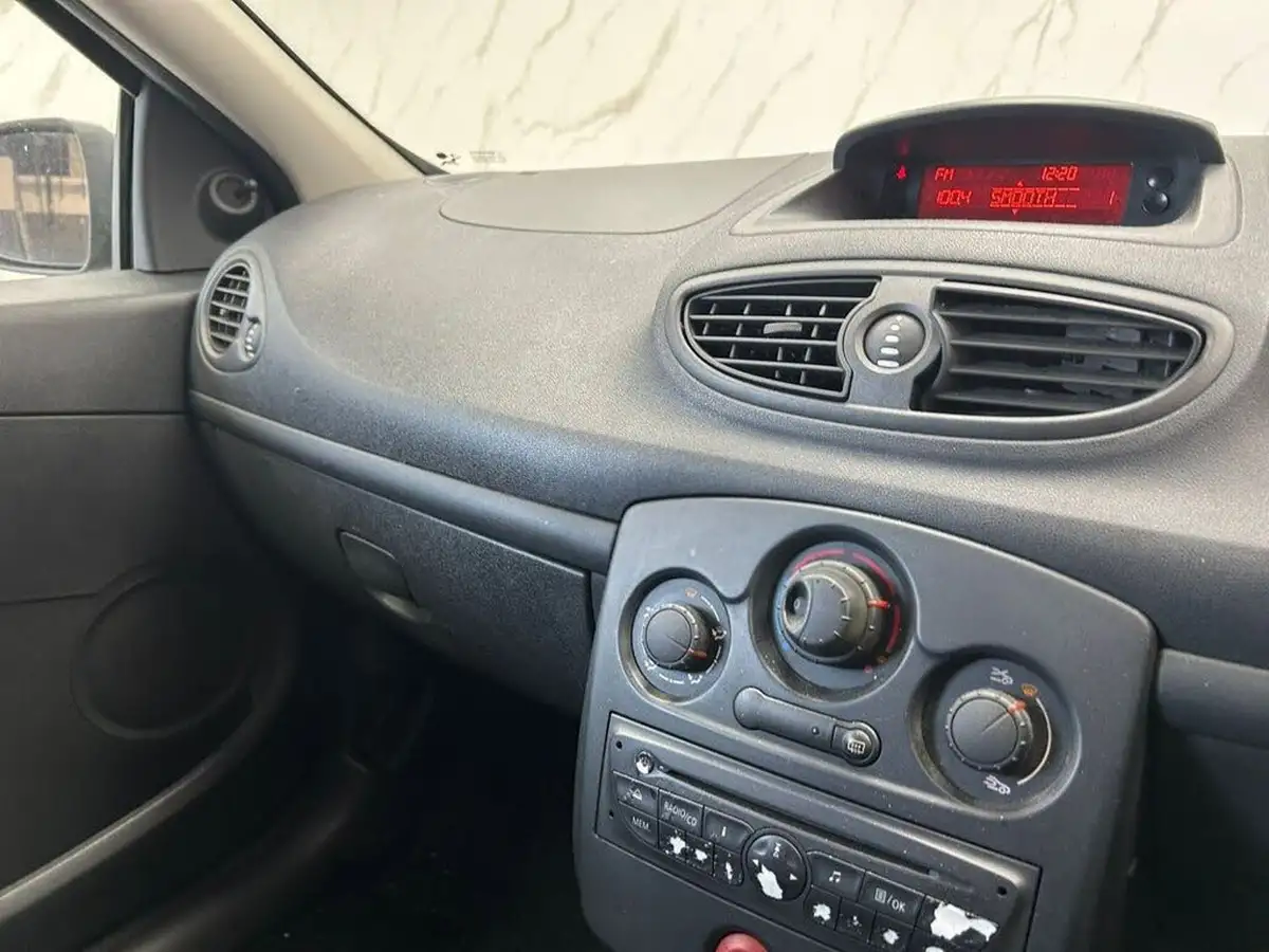 2011-renault-clio-12-bizu-16v-hatchback-3d-big-13