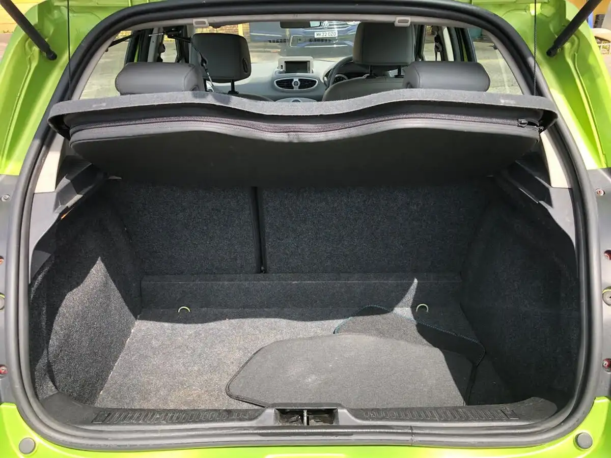 2010-renault-clio-16-initiale-tomtom-big-12