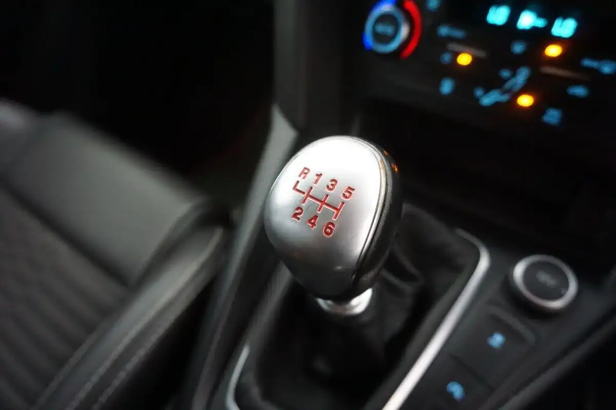 2018-ford-focus-20t-st2-hatchback-big-35