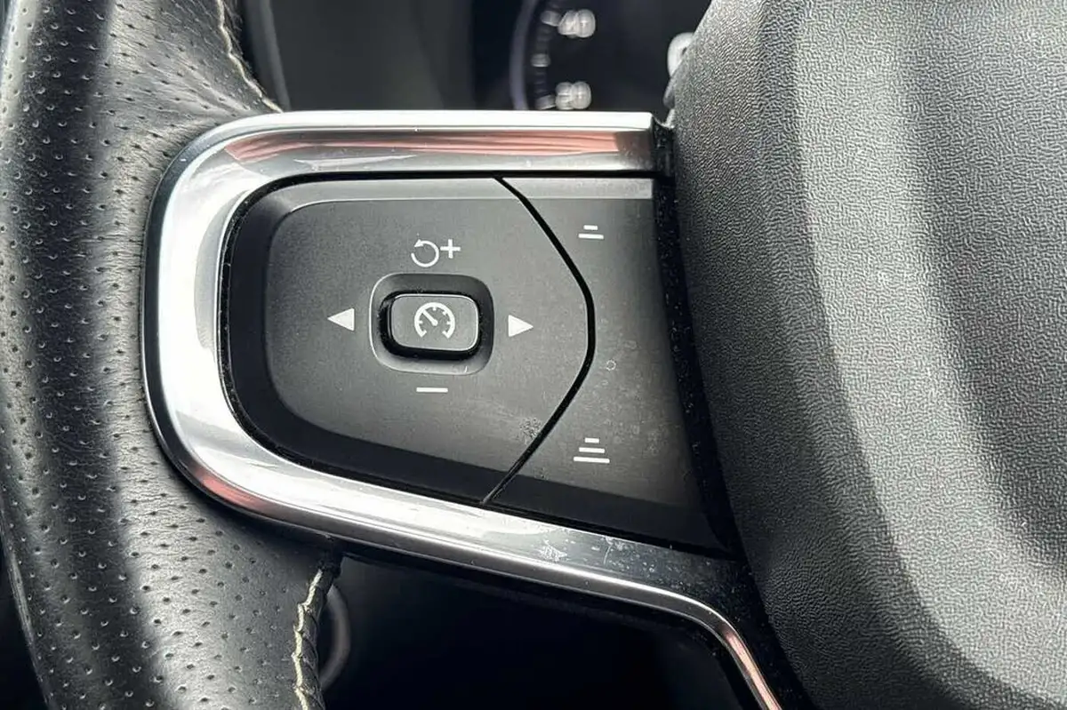 2020-volvo-xc40-20-b4-r-design-awd-big-10