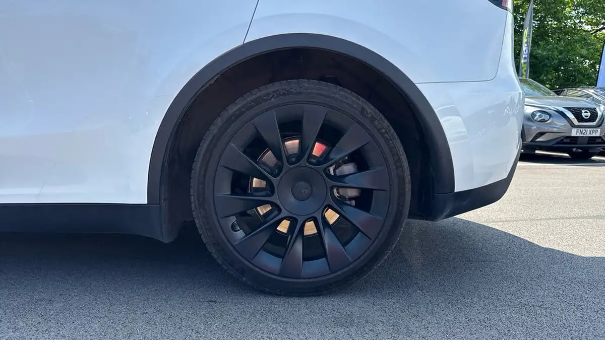 2023-tesla-model-y-e-long-range-big-17