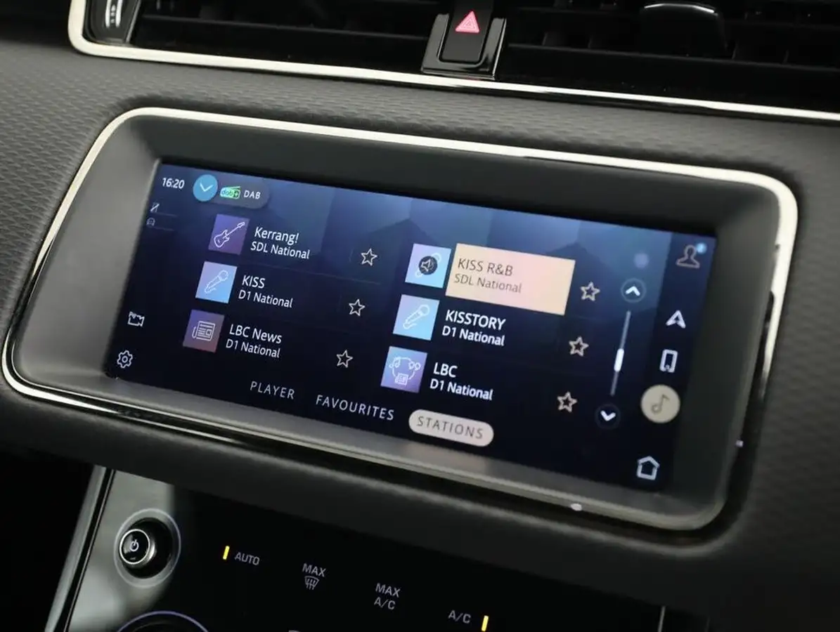 2022-land-rover-range-rover-evoque-15-p300e-r-dynamic-s-big-44