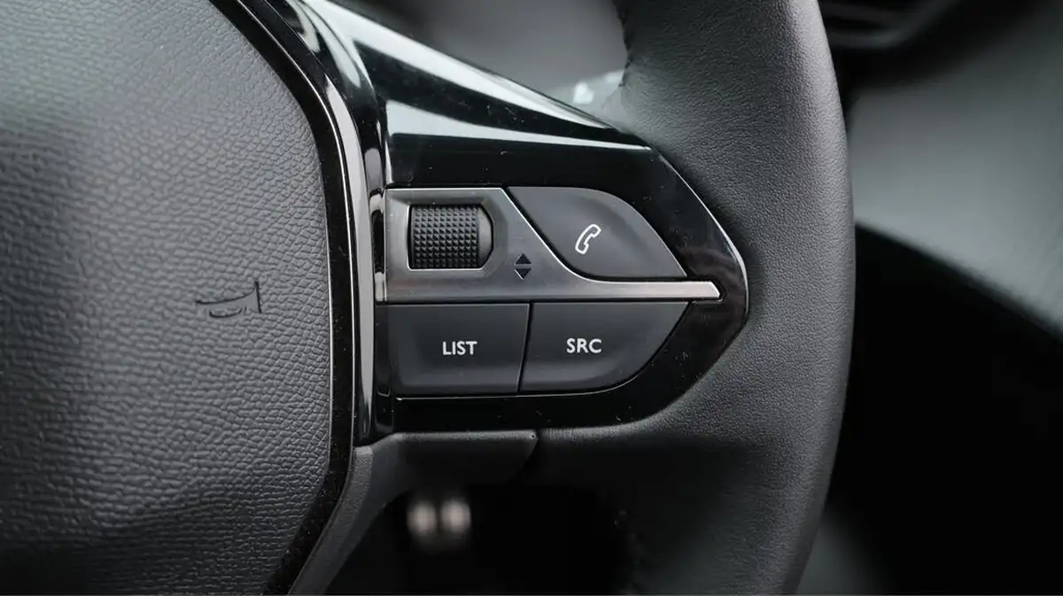 2023-peugeot-208-12-puretech-allure-premium-100ps-big-23