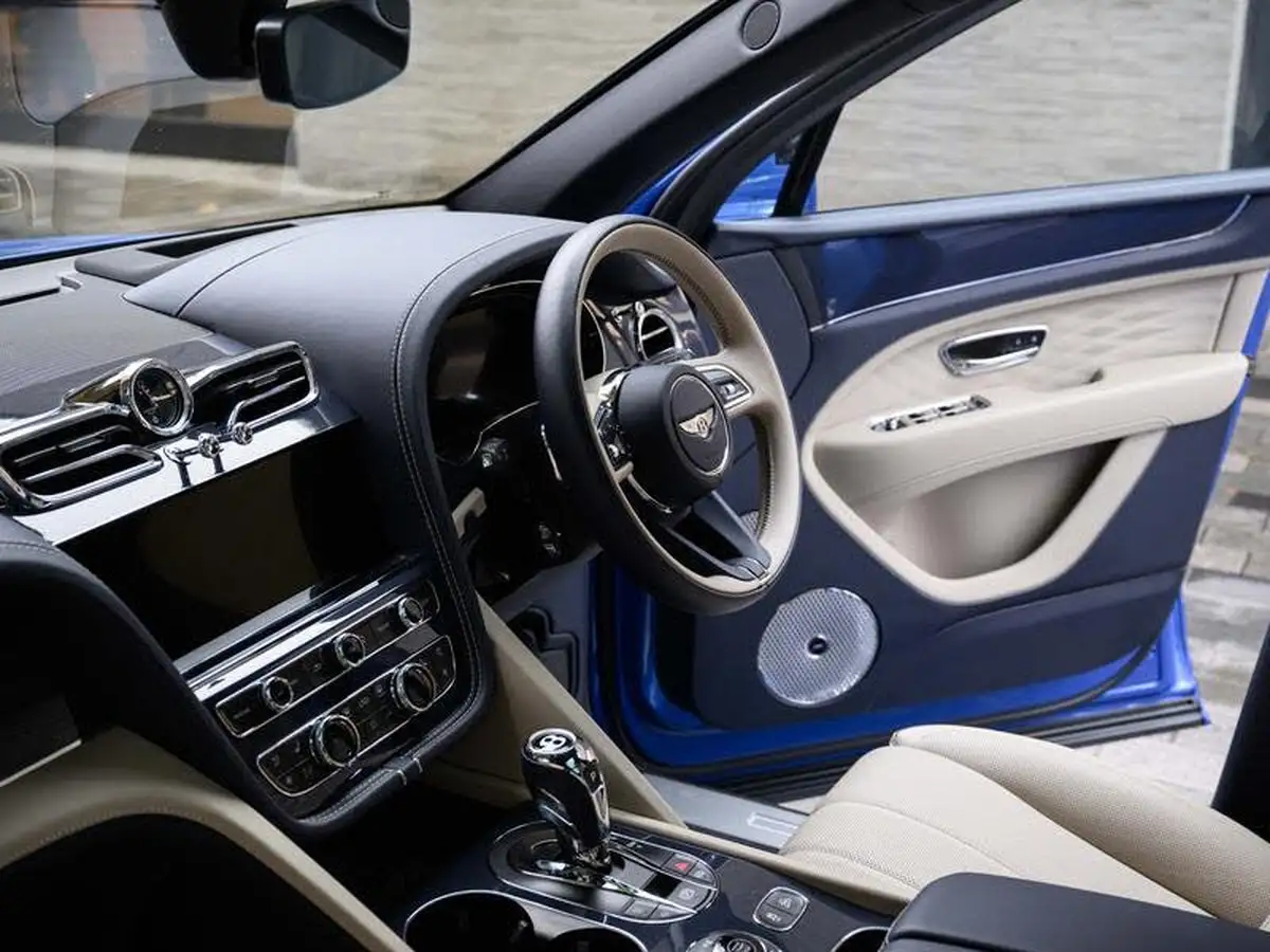 2024-bentley-bentayga-40-v8-extended-wheelbase-azure-big-8