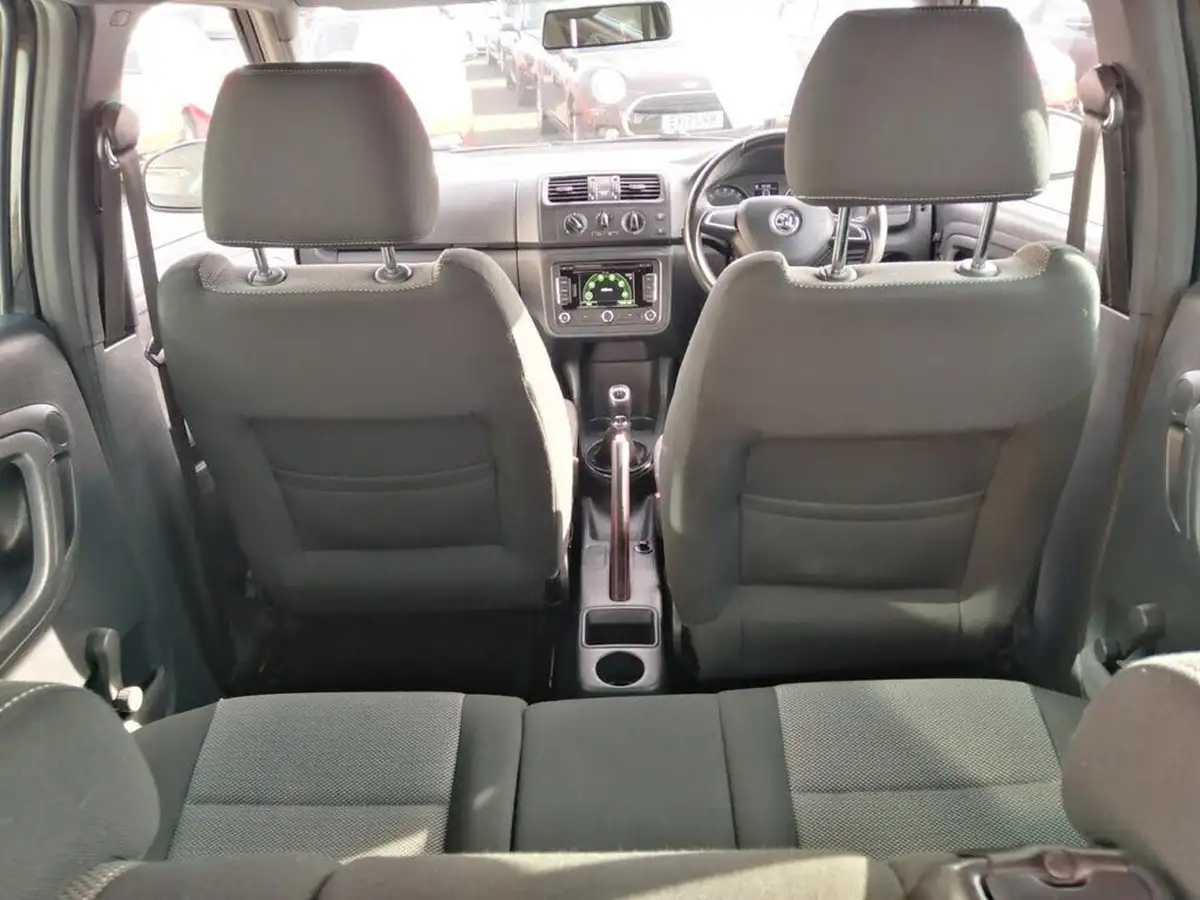 2013-skoda-fabia-big-19