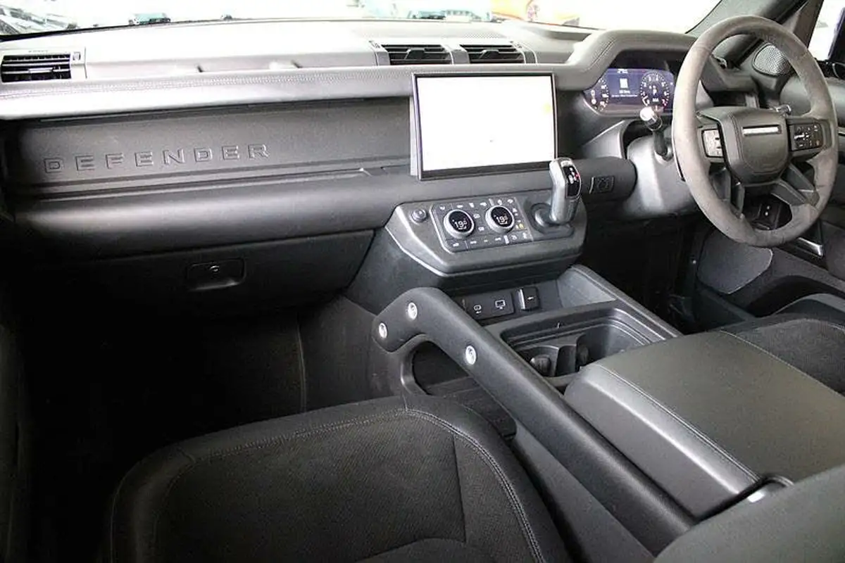 2021-land-rover-110-defender-50-p525-v8-big-2