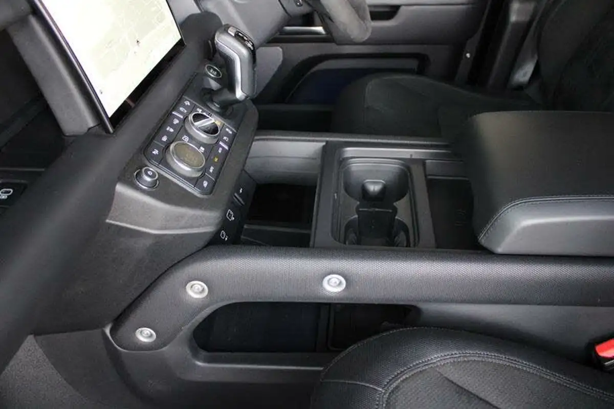 2021-land-rover-110-defender-50-p525-v8-big-26