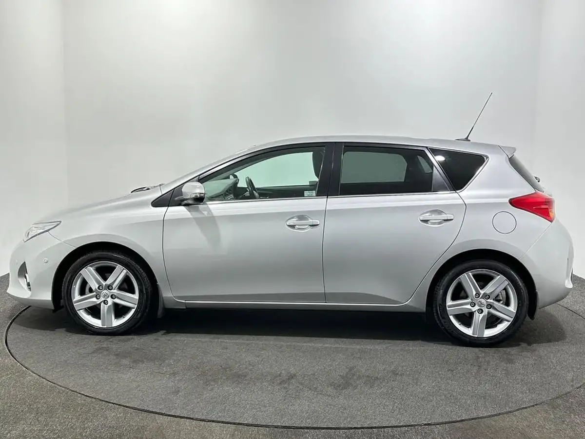 2014-toyota-auris-16-excel-hatchback-big-4