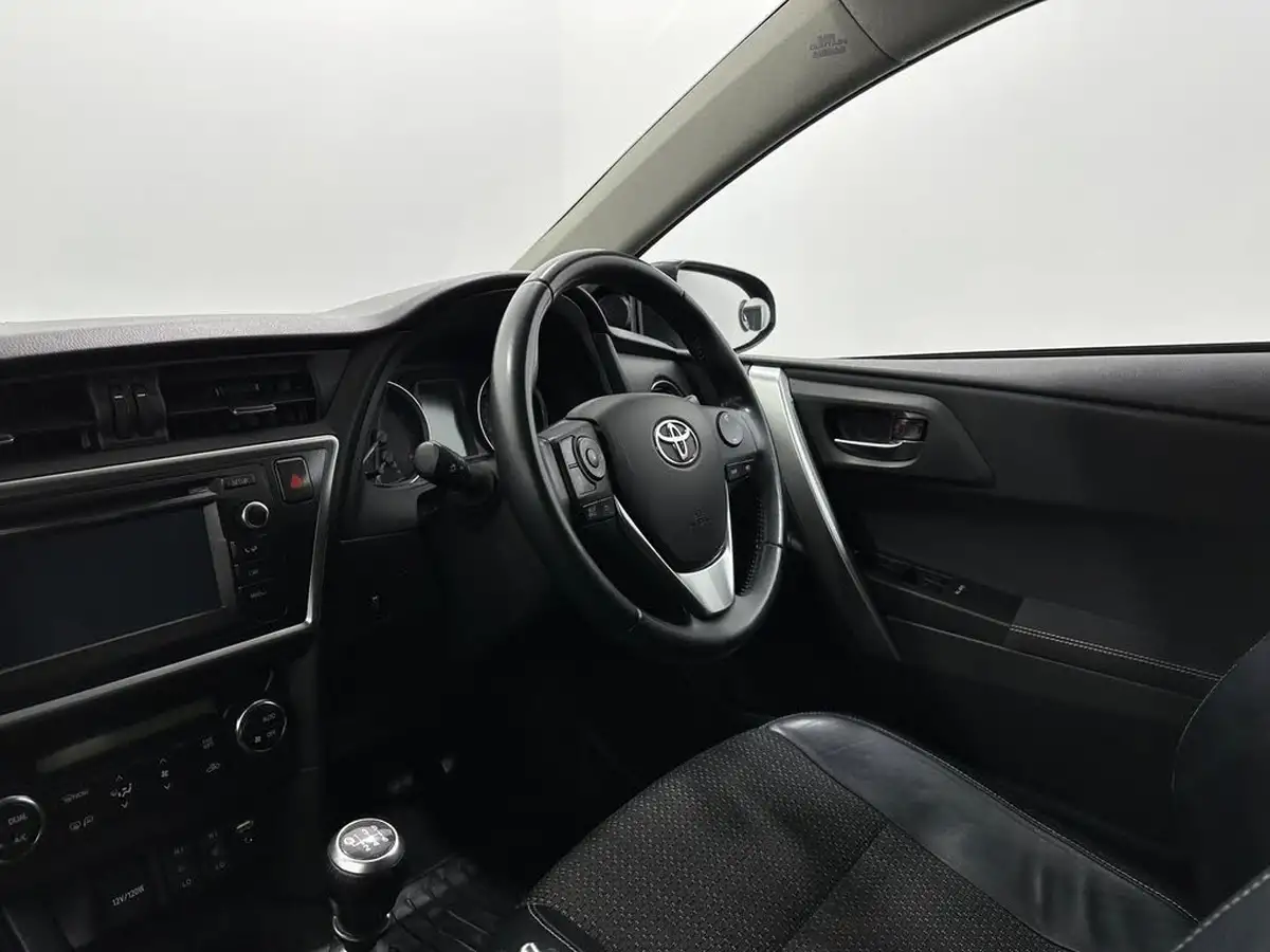 2014-toyota-auris-16-excel-hatchback-big-28