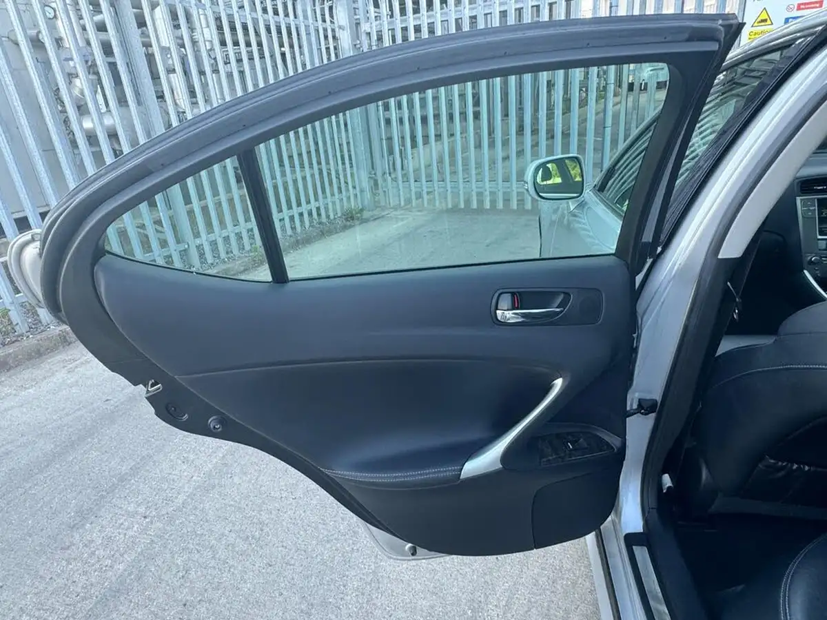2009-lexus-is-250-25-se-l-saloon-4d-auto-big-41