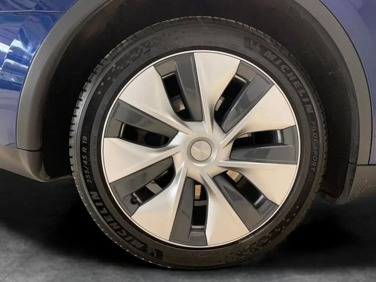 2022-tesla-model-y-e-long-range-big-32