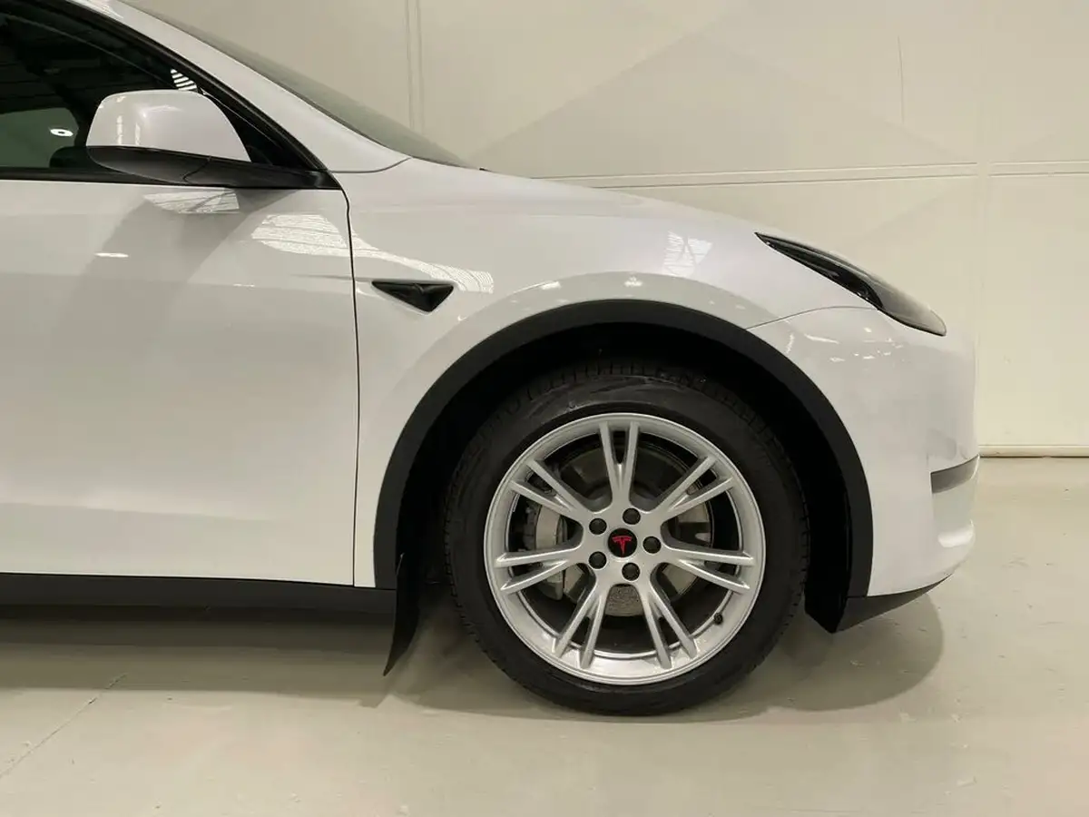 2022-tesla-model-y-e-long-range-big-15