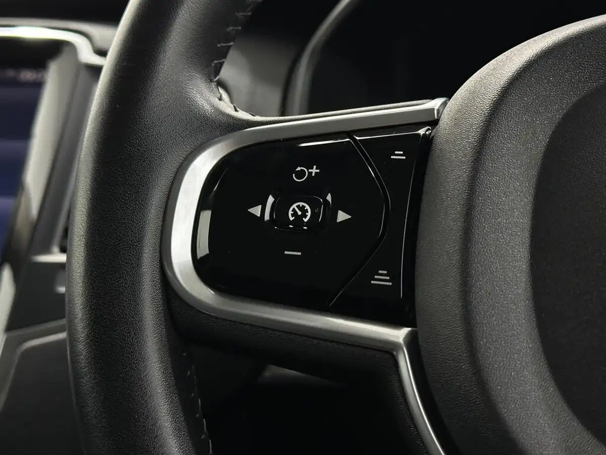 2017-volvo-xc90-20td-d5-momentum-awd-auto-big-12
