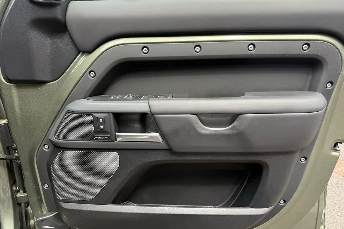 2024-land-rover-110-defender-30-d300-x-dynamic-hse-big-55