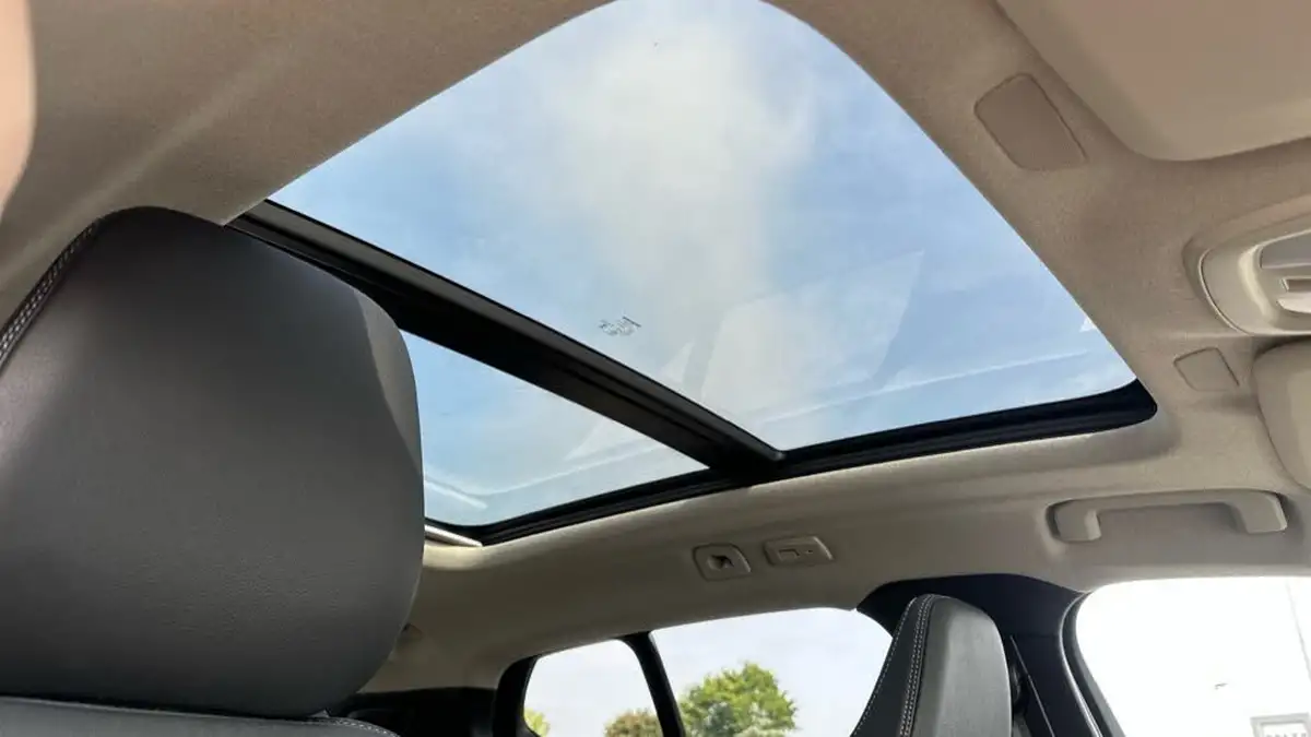 2025-volvo-xc40-20-b4-ultra-dark-big-39