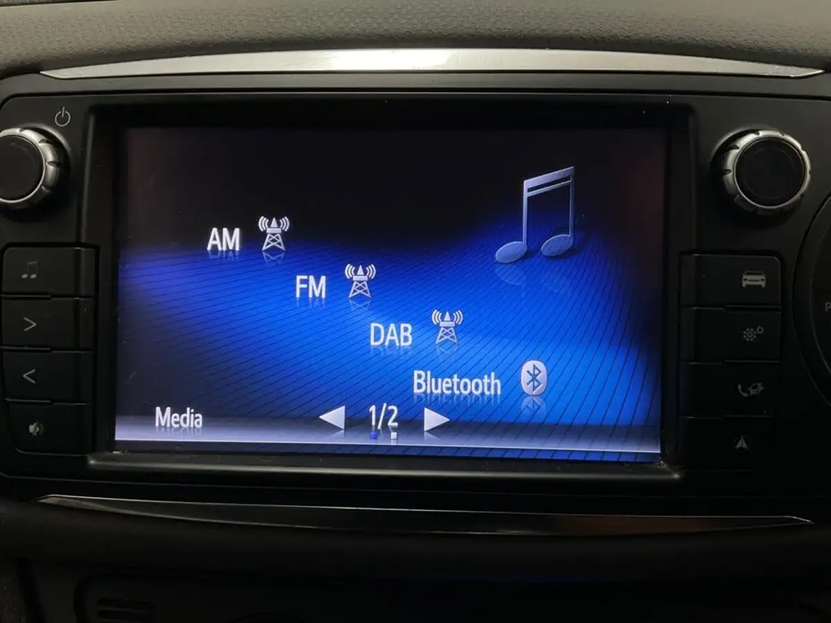 2015-toyota-yaris-15-vvt-i-sport-hybrid-big-50