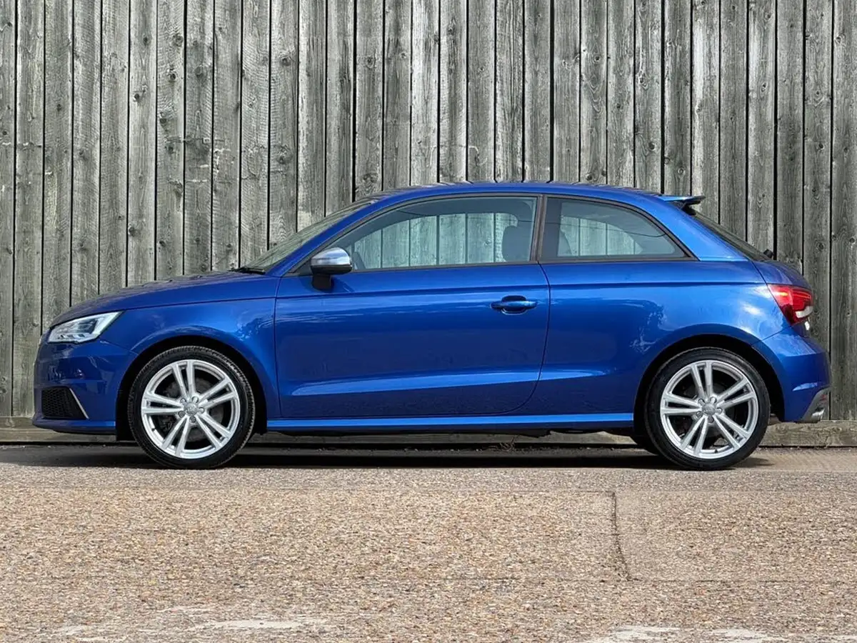 2015-audi-a1-20-s1-hatchback-3d-big-14