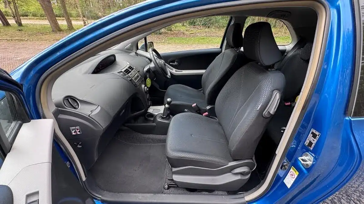 2010-toyota-yaris-10-tr-3d-big-22
