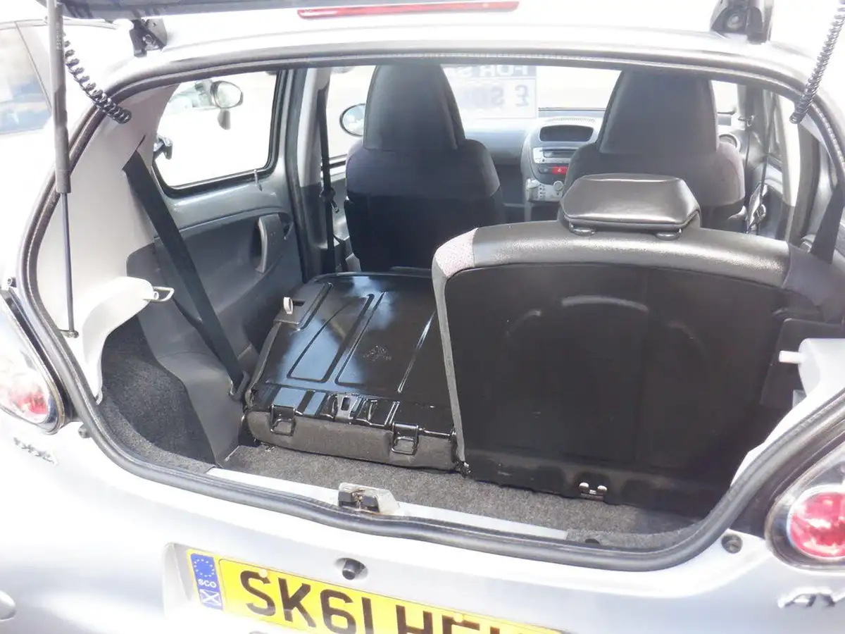2011-toyota-aygo-10-aygo-ice-5d-big-13