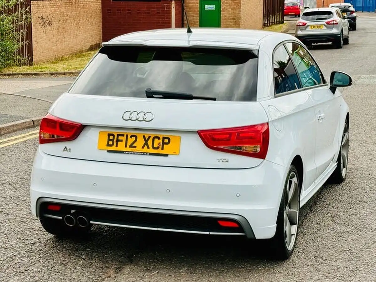 2012-audi-a1-20td-black-edition-big-10