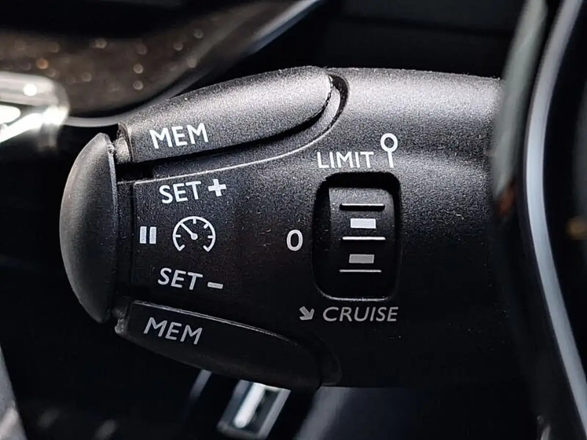 2023-peugeot-2008-suv-12-puretech-allure-premium-100bhp-big-12
