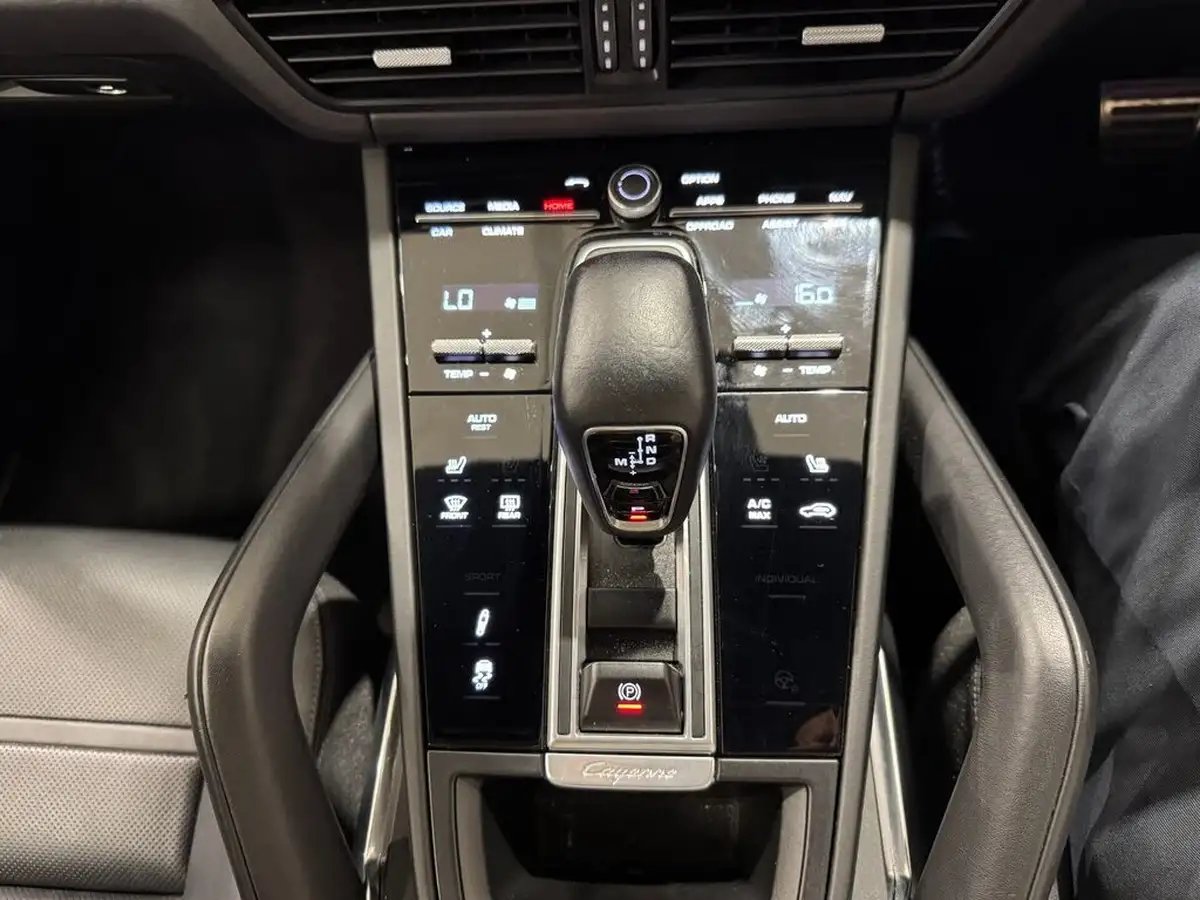 2022-porsche-cayenne-40-v8-turbo-station-wagon-big-27