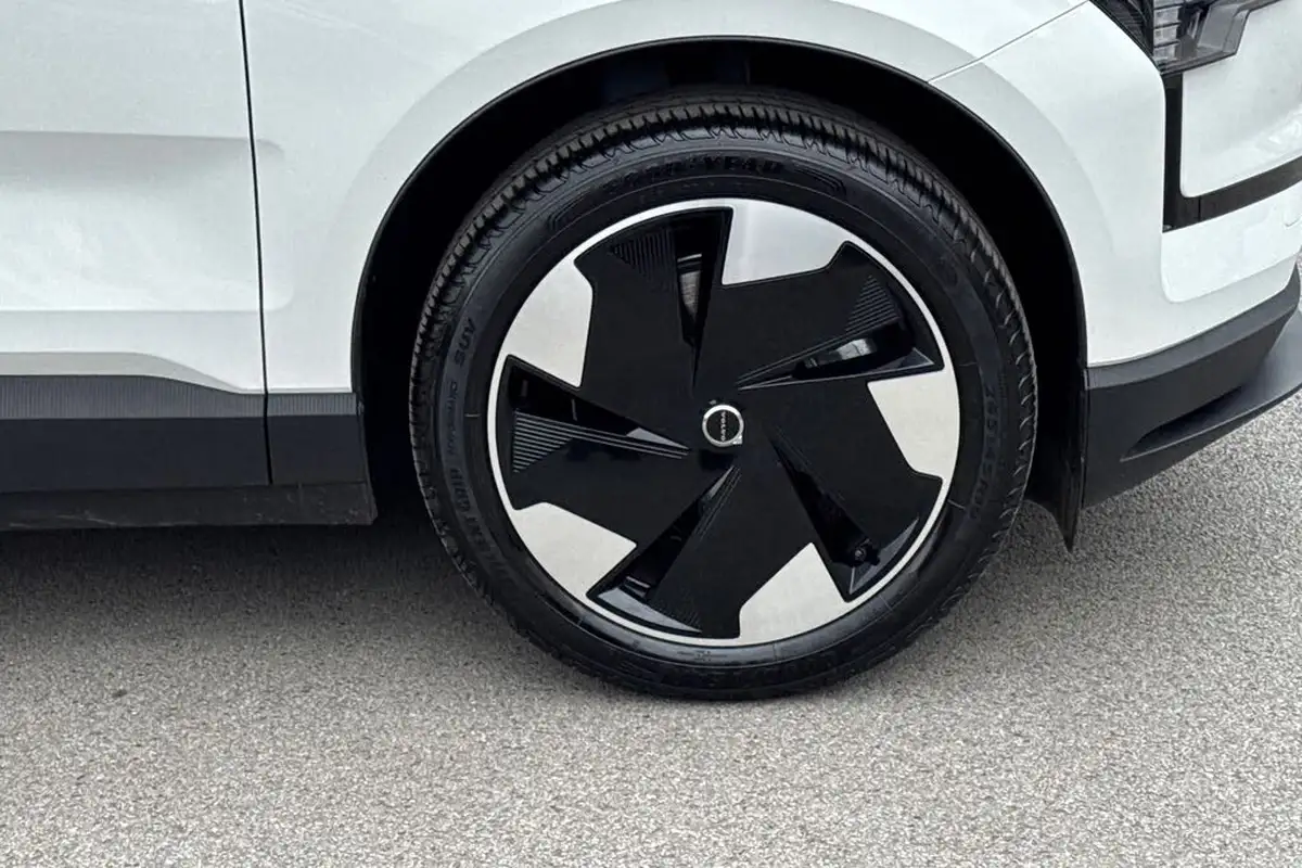 2024-volvo-ex30-e-single-motor-plus-extended-range-big-4