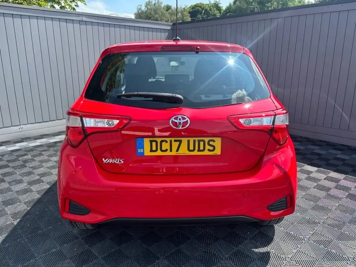 2017-toyota-yaris-15-vvt-i-icon-navi-big-18