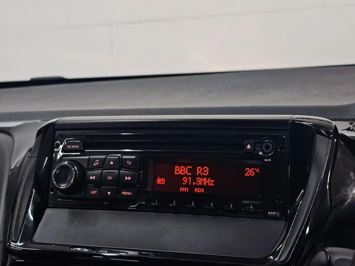 2015-peugeot-208-10-access-5d-big-56