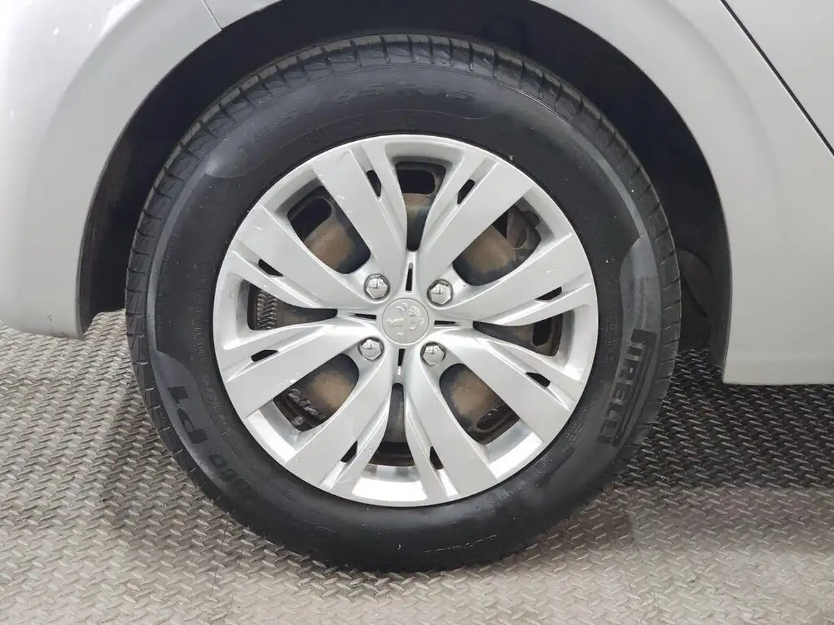 2015-peugeot-208-10-access-5d-big-8