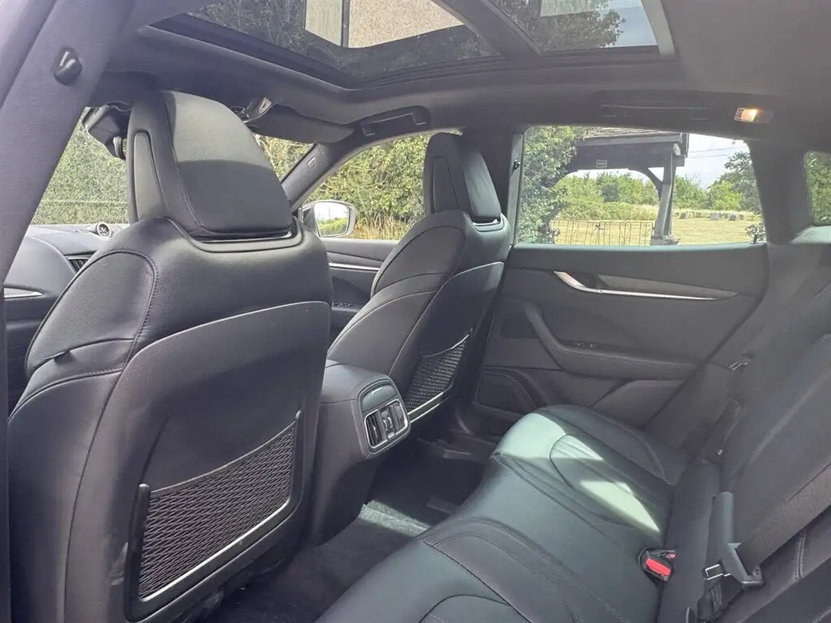 2020-maserati-levante-30-gransport-big-18
