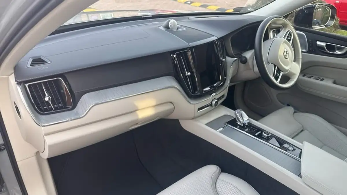 2024-volvo-xc60-20-b5-ultra-dark-big-3