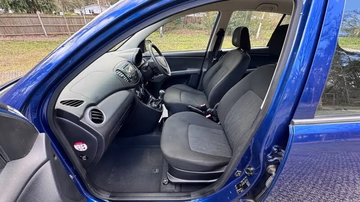 2011-hyundai-i10-12-active-big-27