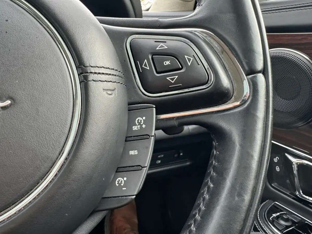 2017-jaguar-xj-series-30td-xj-portfolio-swb-big-11