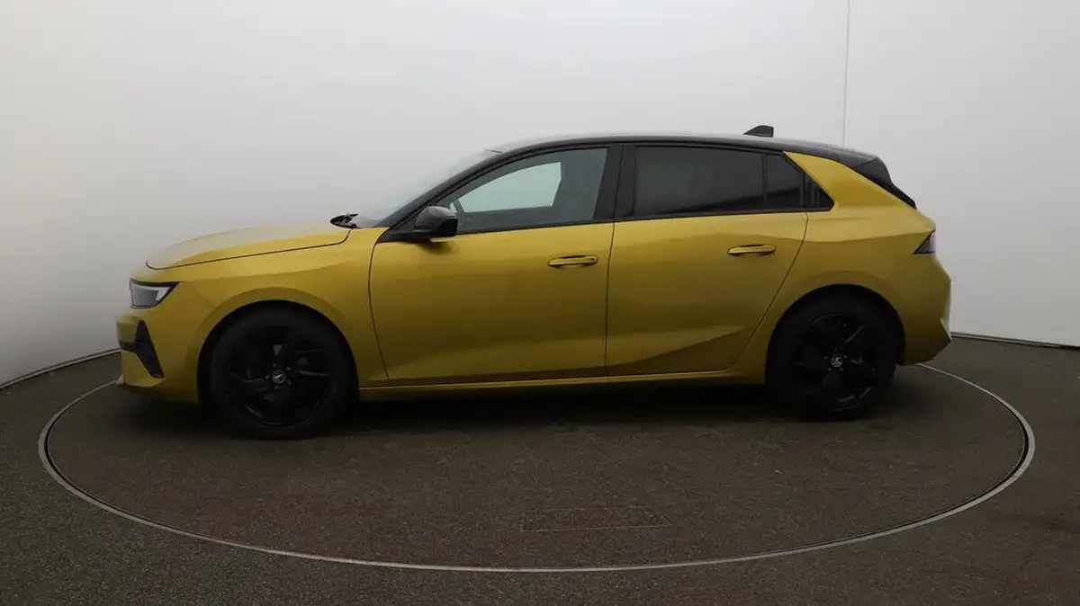 2022-vauxhall-astra-12-turbo-gs-line-hatchback-big-61