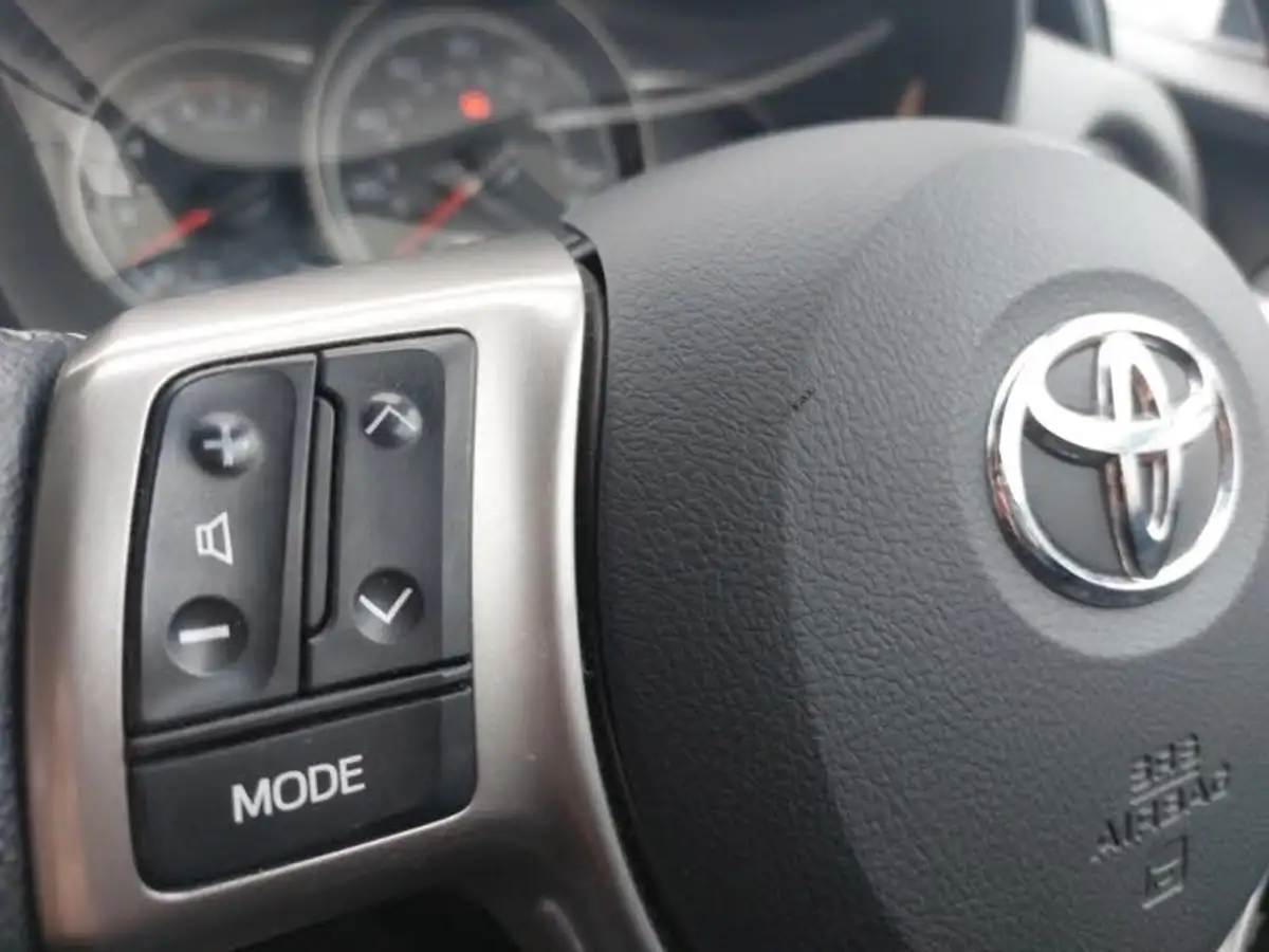 2015-toyota-yaris-133-icon-vvt-i-5d-big-14