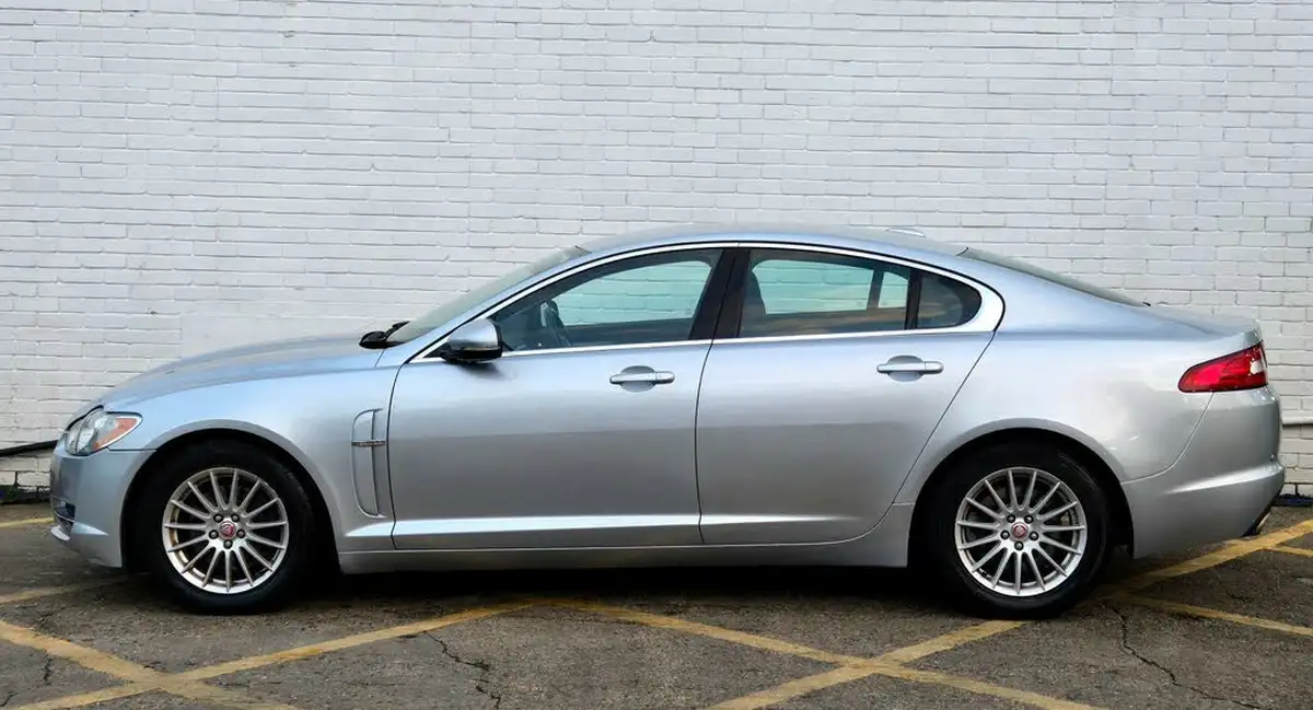 2010-jaguar-xf-30-luxury-big-4